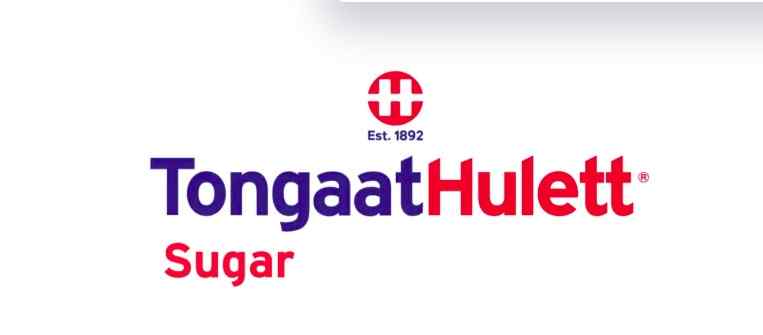 Logotipo da empresa Tongaat Hulett Sugar. A imagem apresenta o nome "Tongaat Hulett" em azul marinho e a palavra "Sugar" em vermelho, com um emblema circular e a inscrição "Est. 1892" acima.