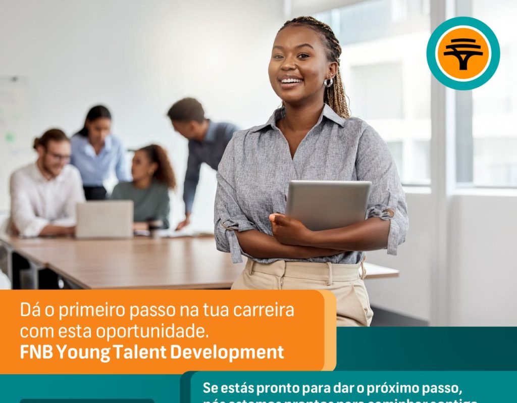 Jovem profissional segurando tablet em ambiente corporativo durante programa de desenvolvimento de talentos do FNB.