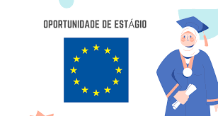 Imagem ilustrativa de oportunidade de estágio em Moçambique financiado pela União Europeia, com bandeira da UE e estudante com traje de formatura segurando diploma.