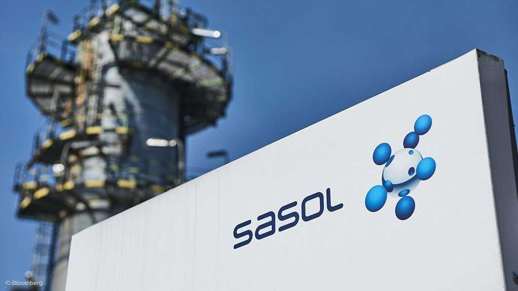 Logo da Sasol em frente a uma instalação industrial em Maputo, Moçambique, destacando oportunidades de emprego e vagas na Sasol.